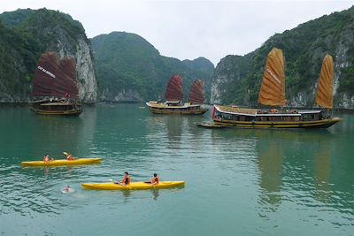 Kayak dans la baie d'Along - Vietnam