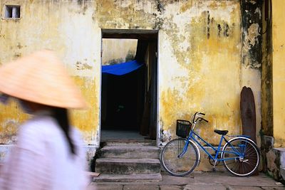 Vélo garé à côté d'une porte - Hoi An - Vietnam