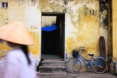 Vélo garé à côté d'une porte - Hoi An - Vietnam