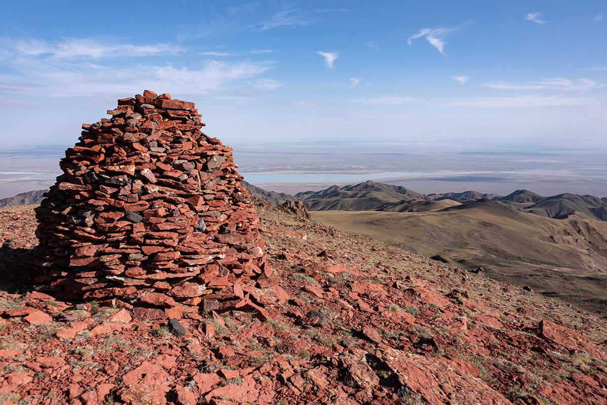 Ovoos au sommet d'une colline, Gobi Altaï ©Denis Chambon