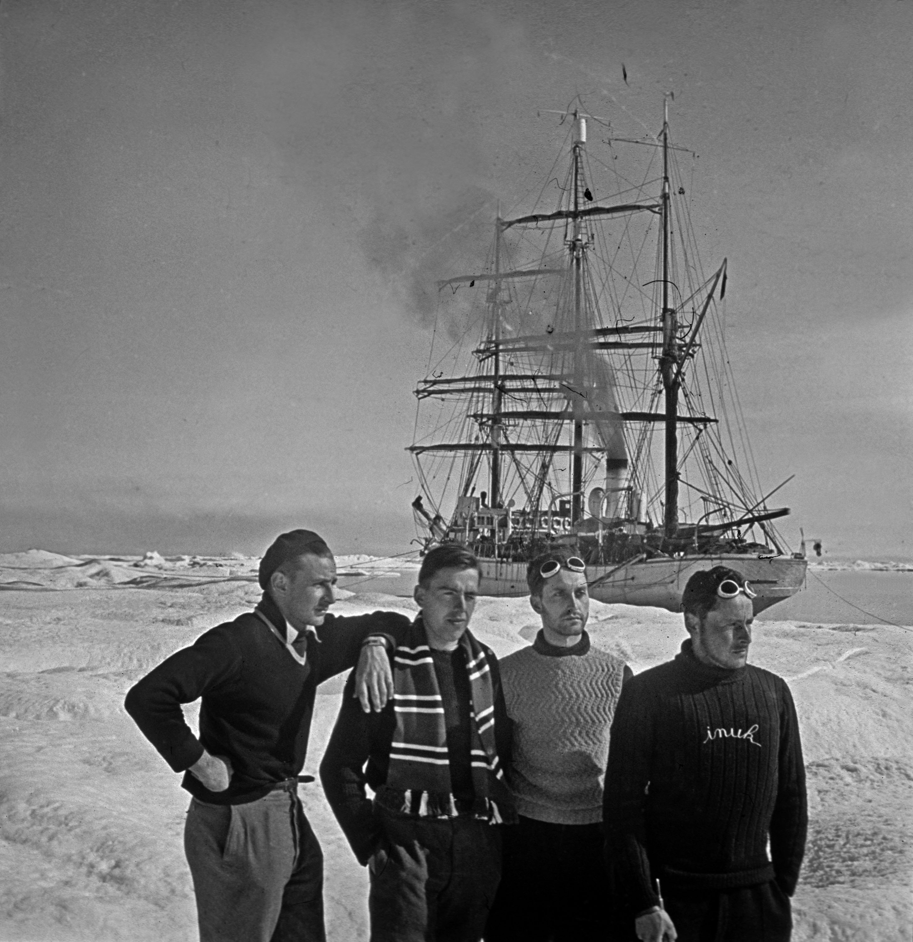 La bande des quatre pose devant le Pourquoi pas ? ©Fonds de dotation Paul-Émile Victor / Bridgeman Images 