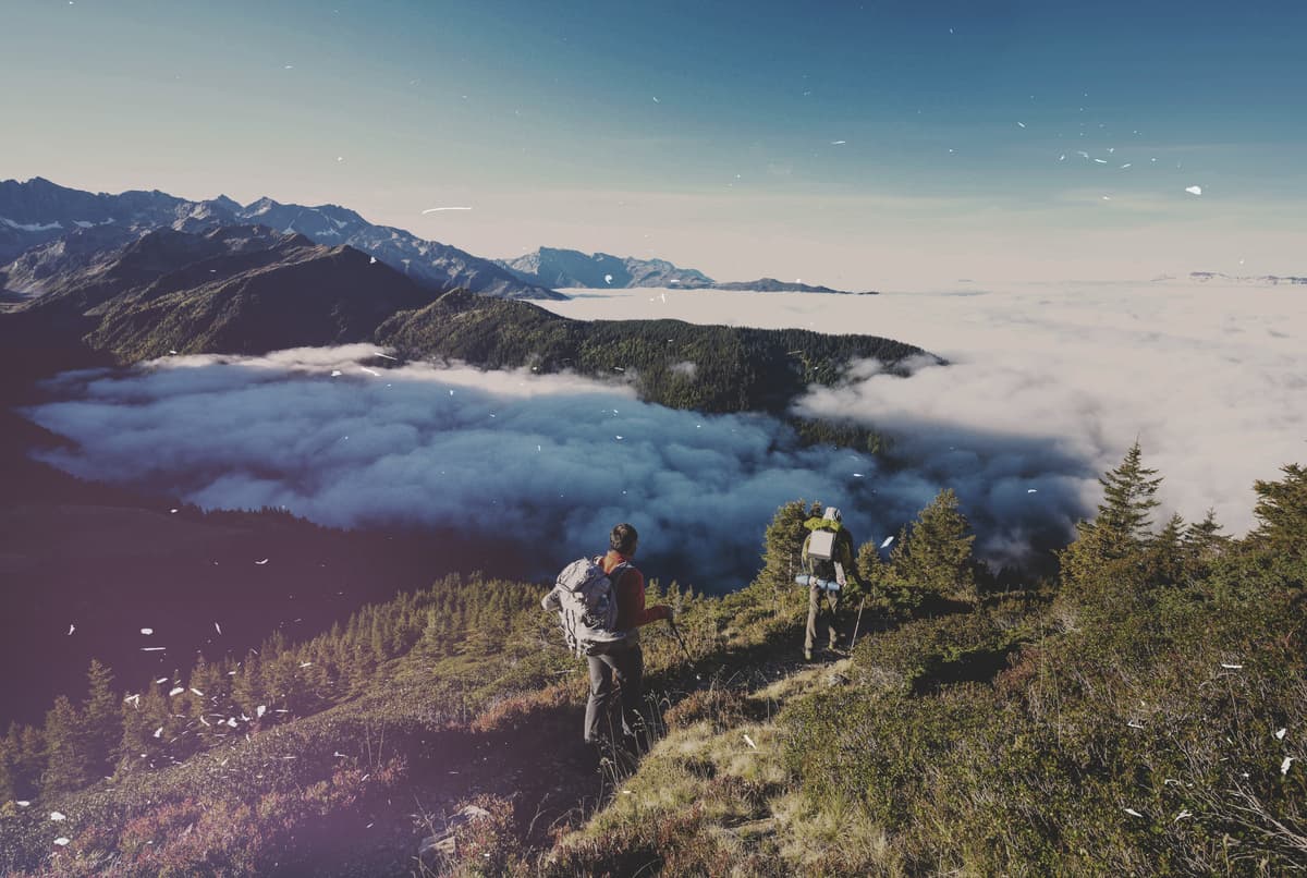 © GR 738, deux randonneurs au col de Claran (1956m) , mer de nuages sur le Gresivaudan ©LANSARD Gilles / Hemis.fr